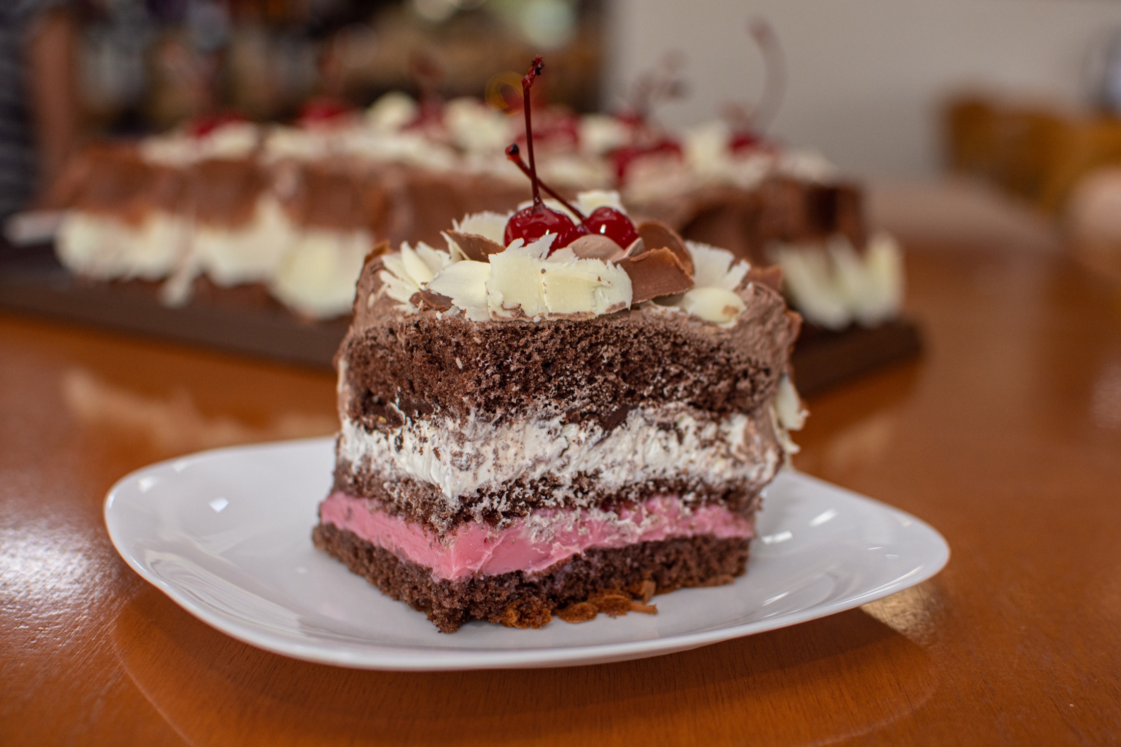 Fatia de bolo de chocolate preparada pela Pães e Cia